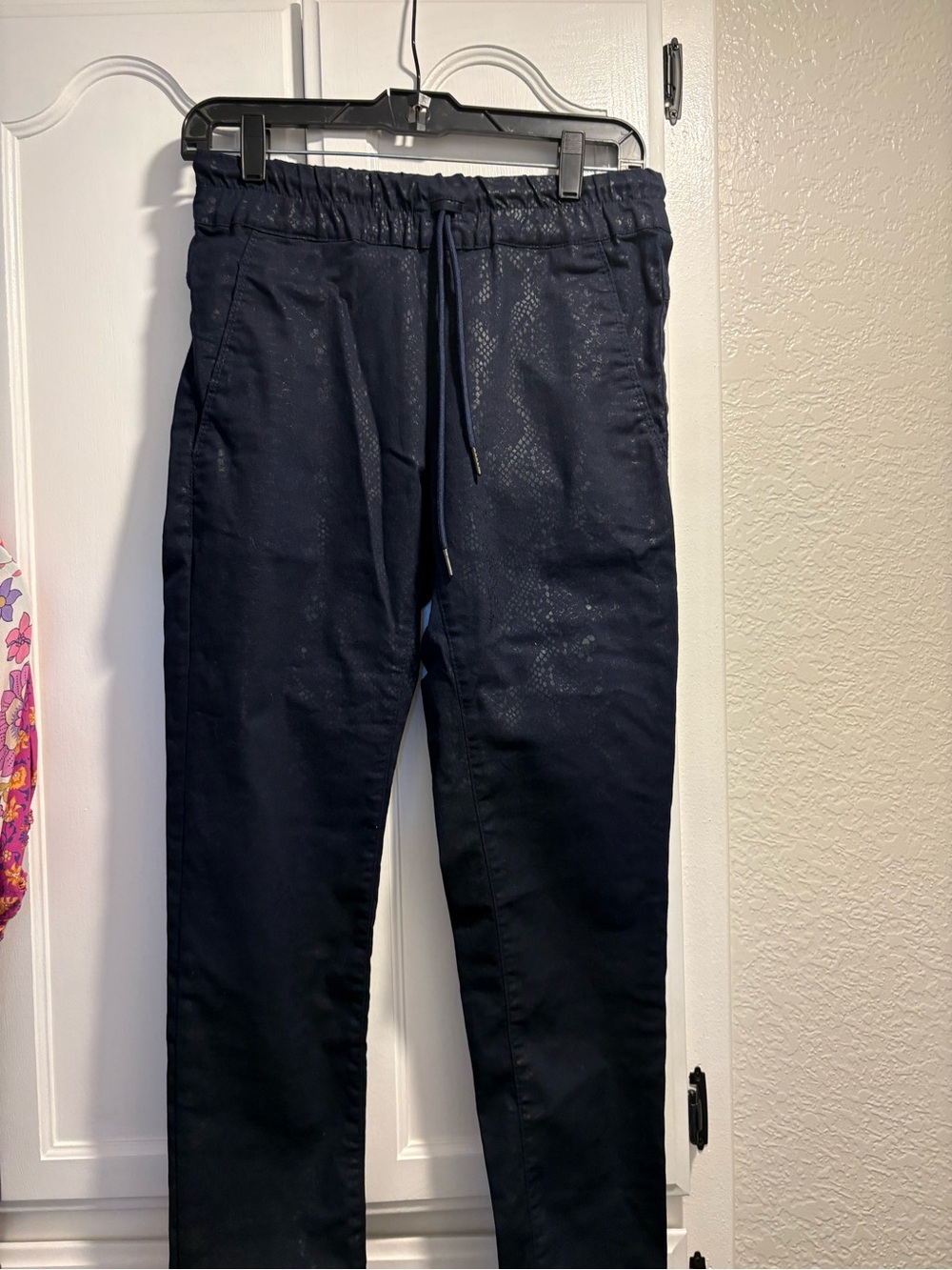 Bevy Flog Shely Snake Print Jogger Pants Navy Black Size 25